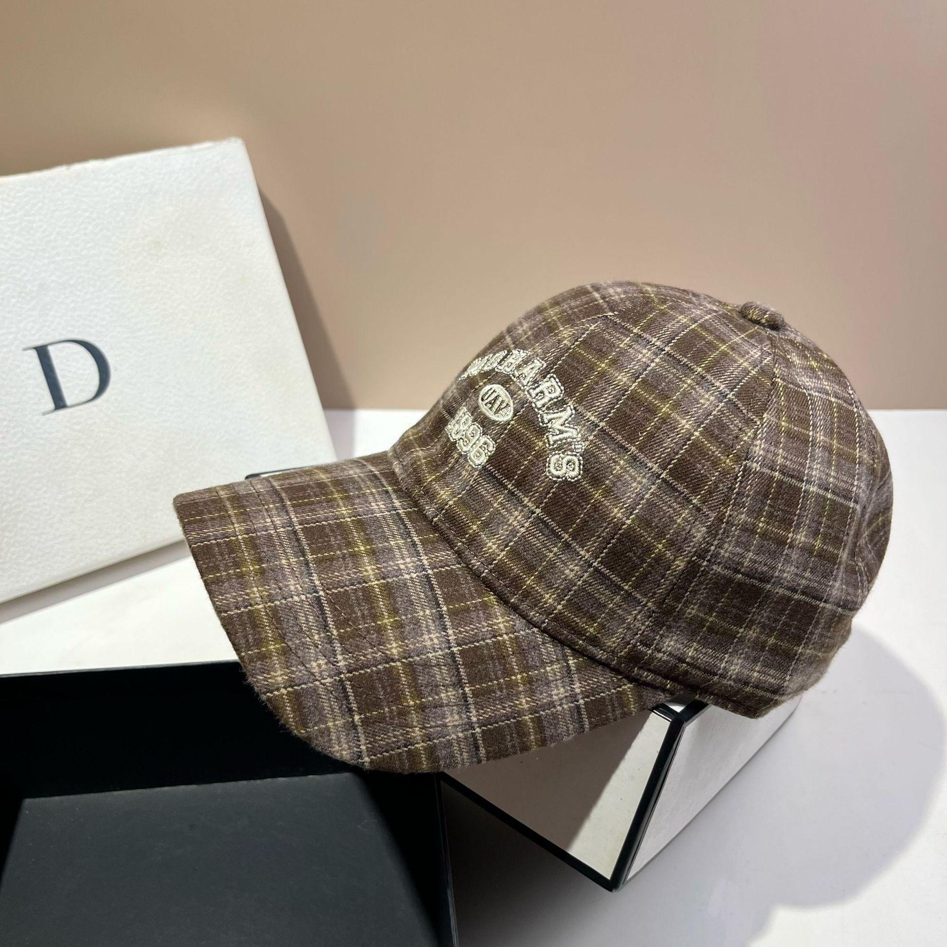 

Ins College Style Plaid Baseball Cap England Polished Cotton Cap Men And Women Couple Hat Adjustable темно-коричневого кольору