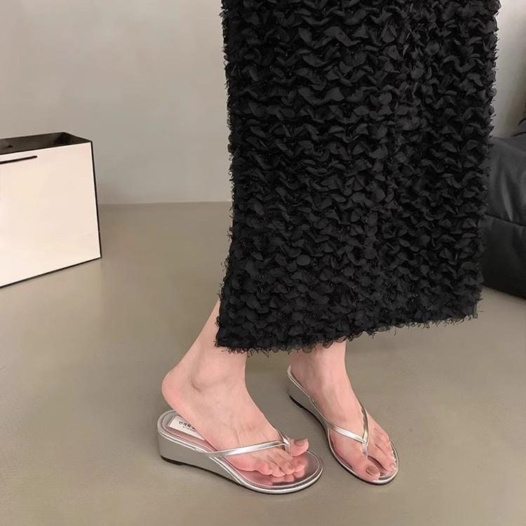 Wedge heel red pinch flip-flops women's outer wear 2025 summer new temperament sandals French high-heeled sandals