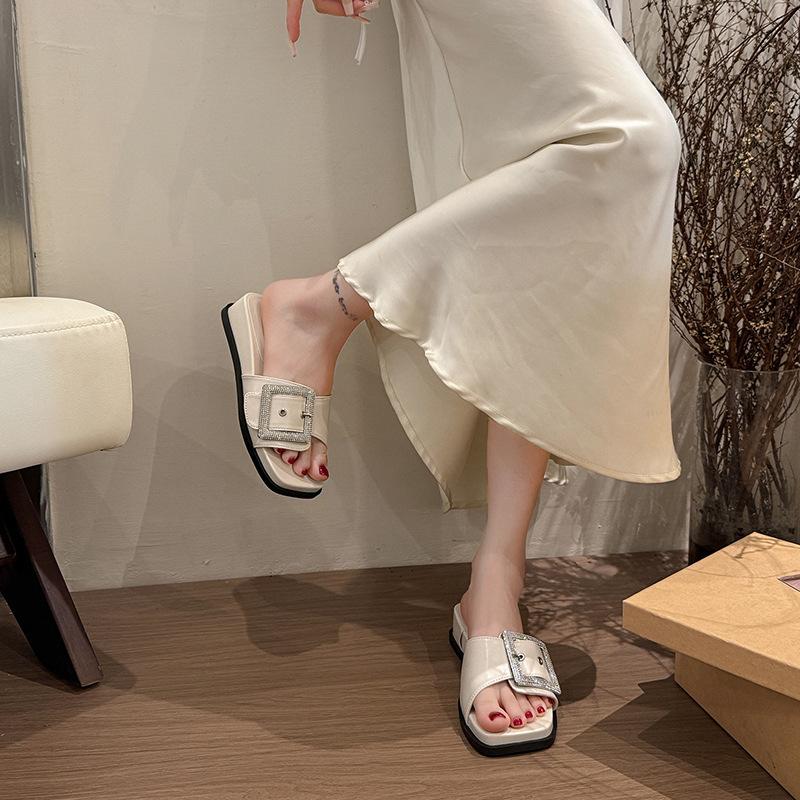 Fashion and Casual Flat-bottomed Cool Slippers, Large Size Outer Wear, Foreign Trade Summer New Models with Diamond Square Buckle One-word Slippers W