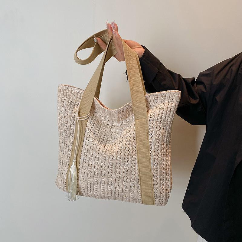 

Foreign style commuting to work Korean version tote bag female large-capacity students class hollow temperament popular shoulder bag хаки