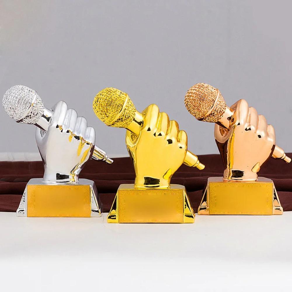 

Конкурсы вокалистов. Награда за лучшее пение. Призовой кубок. Ремесленные сувениры из смолы. Вечеринки по случаю дня рождения.