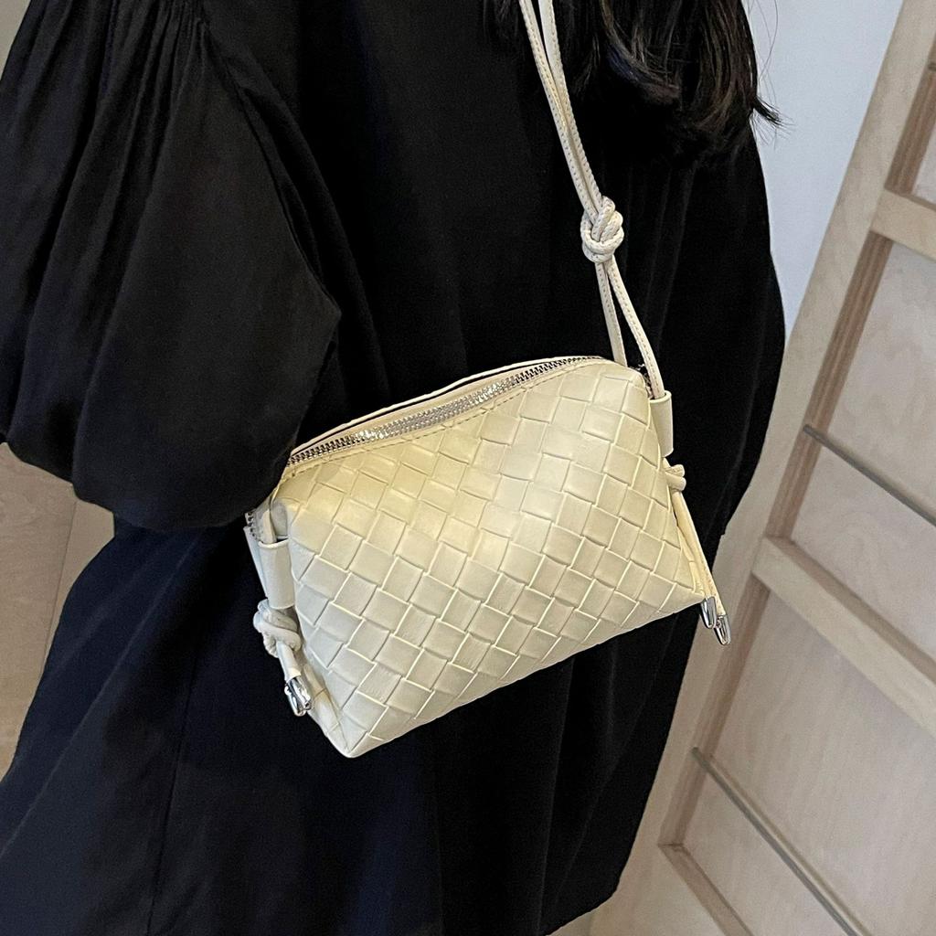 Summer Niche Portable Woven Bag Women's 2025 New Fashion Versatile Messenger Bag Single Shoulder Underarm Bag Pillow Bag