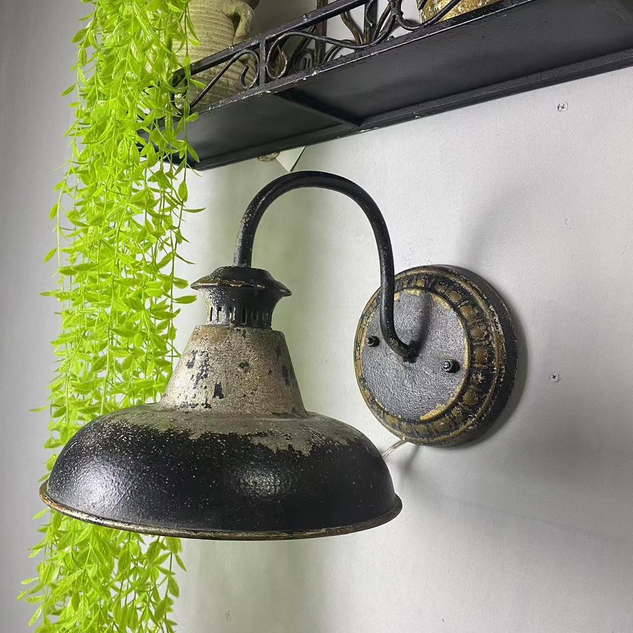 

Retro Distressed Wrought Iron Indoor/Outdoor Wall Sconce Lamp чорний/срібний