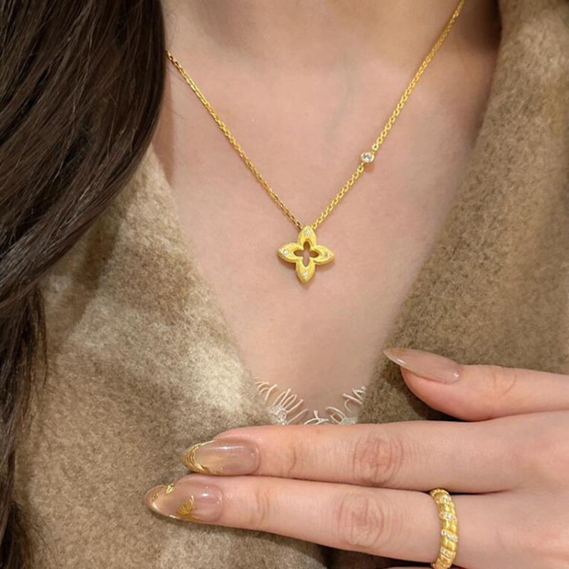 Wire-cut Hollowed-out Four-leaf Clover Necklace - New Design, Exquisite, Vintage, High-end, Titanium Steel Collar Chain with A Lock.