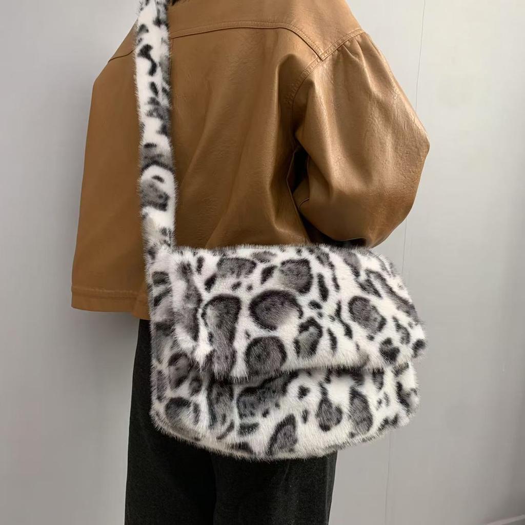 New Leopard Print Plush Messenger Bag Women'S Korean Version Fashion Imitation Fur Large Capacity Shoulder Bag Flip Trend