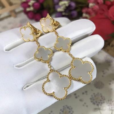 Boutique Drie Bloemen Maat Bloem Oorbellen Klavertje Vier Oorbellen Clip 18k Lichte Luxe Ins Design Mode Honderd met Oorbellen