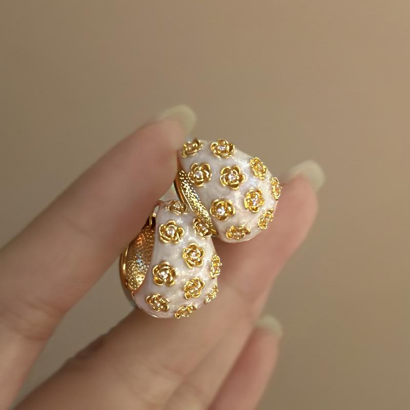 

Retro White Color Rose Flower Paved Hoop Earrings for Women 2025 New Elegant Drip Oil Flower Earrings Zircon Bijoux Gift