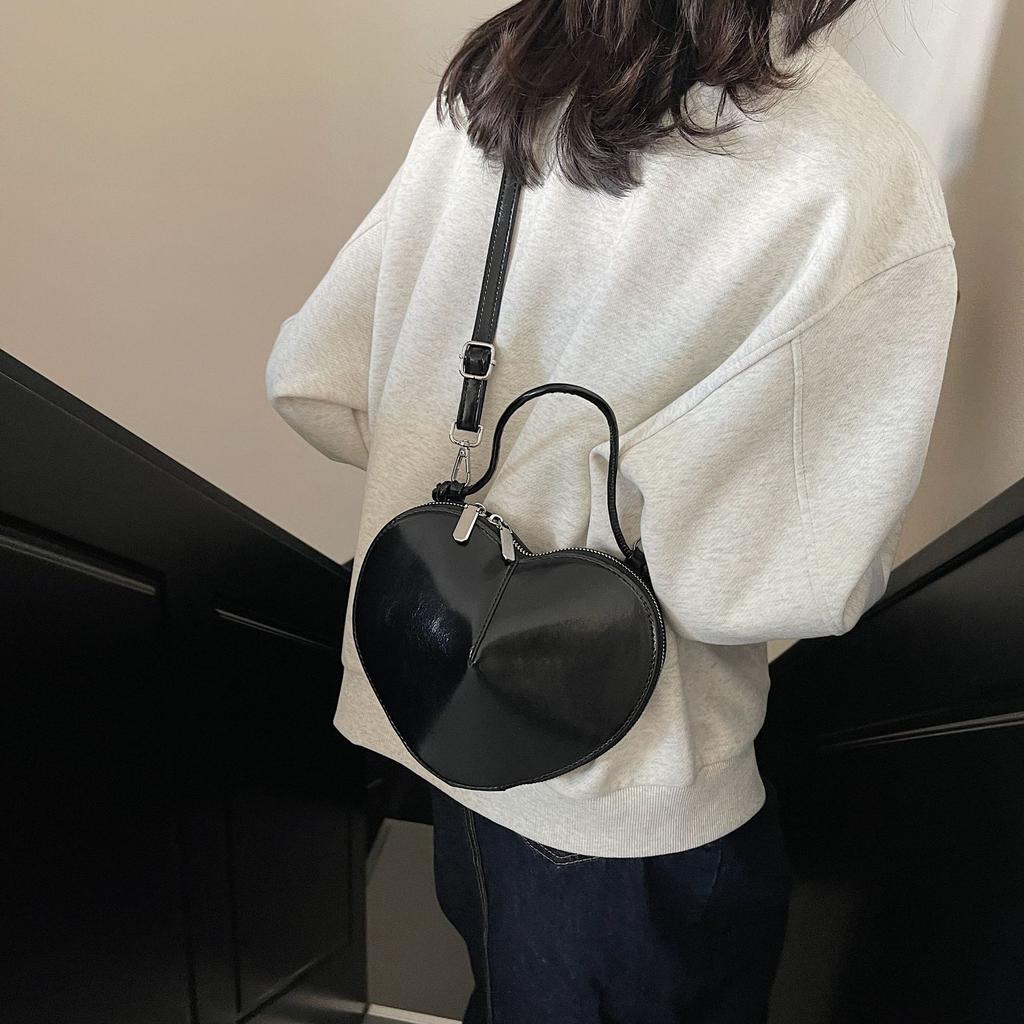 Niche design women's bag love peach heart bag high sense simple armpit bag change mobile phone bag fashion messenger bag