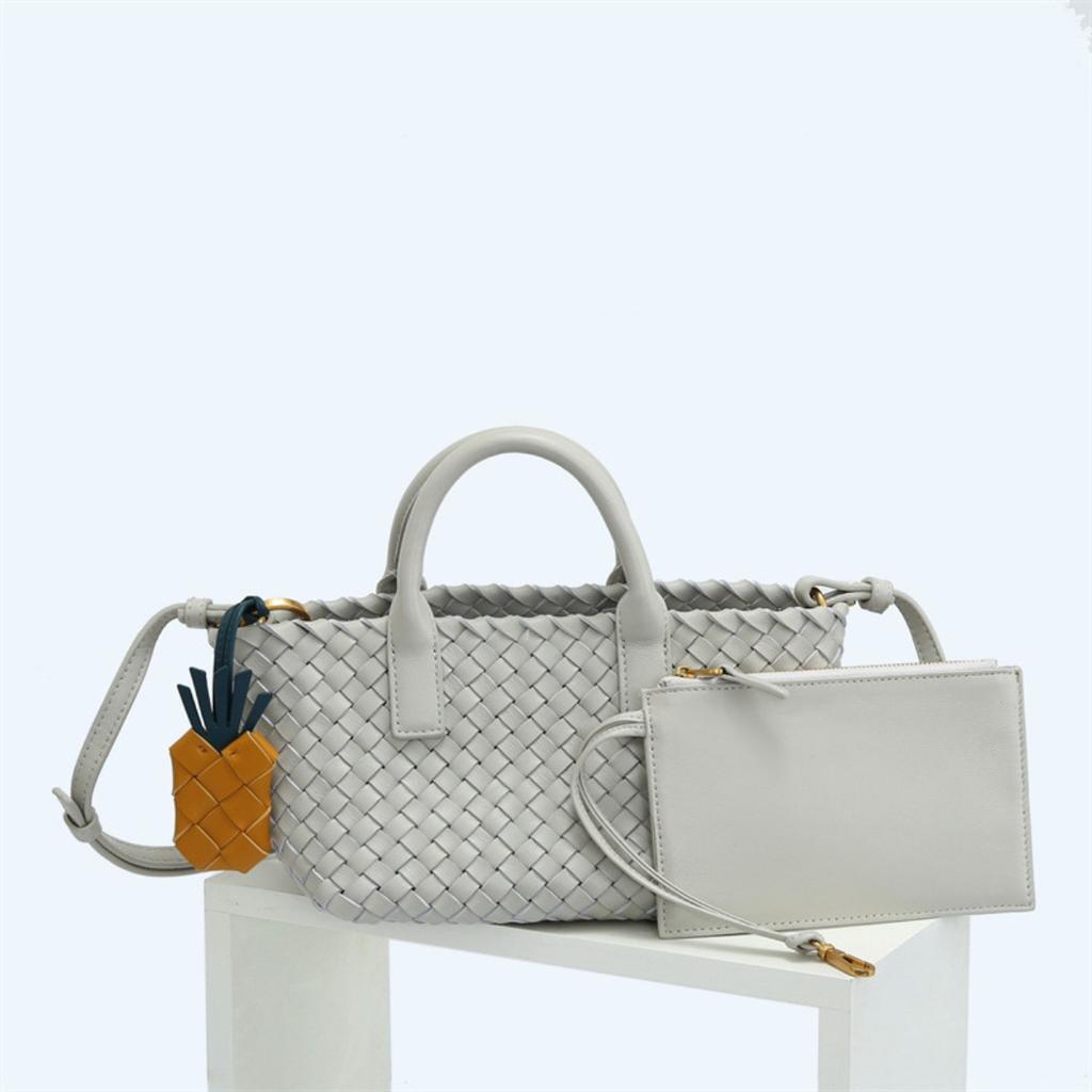 Fashion new lambskin hand-woven handbag wholesale casual versatile vegetable basket genuine leather women's bag messenger bag