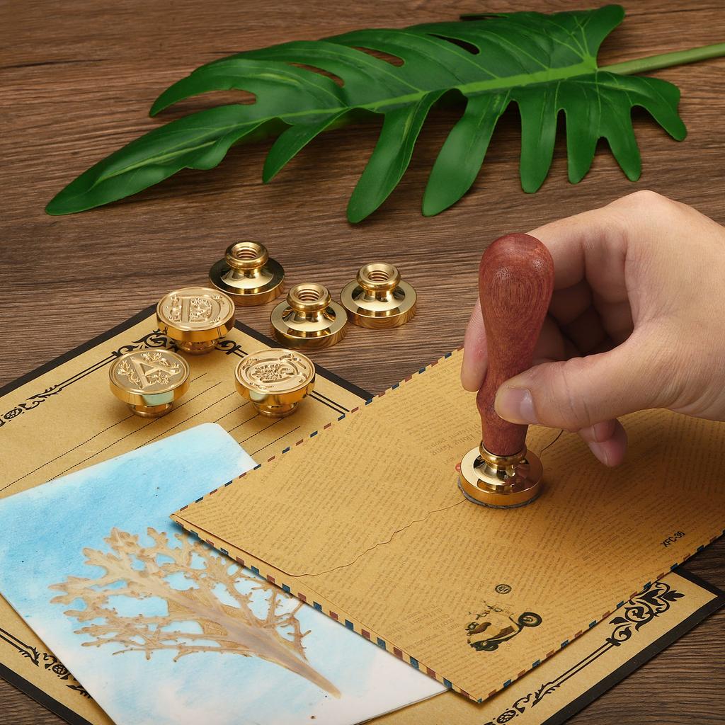 Sada pečetních razítek s voskem, 26 písmen A-Z Pečetní razítko s voskem se 2 ks dřevěnými rukojeťmi, Dárková krabička, Písmeno, Iniciála, Mosazná hlava, Vintage