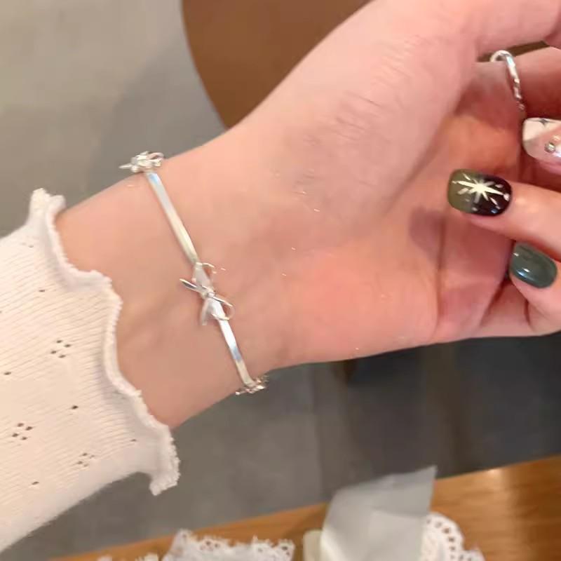 Cold beautiful woman sweet cool silver bow choker necklace women niche design senior snake bone chain collar