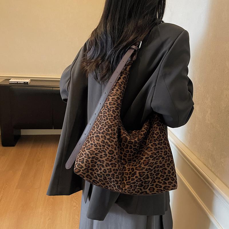 2025 New Retro Leopard Print Suede Tote: Large Capacity Autumn/Winter Shoulder Bag for Women - Korean Fashion Commute Style