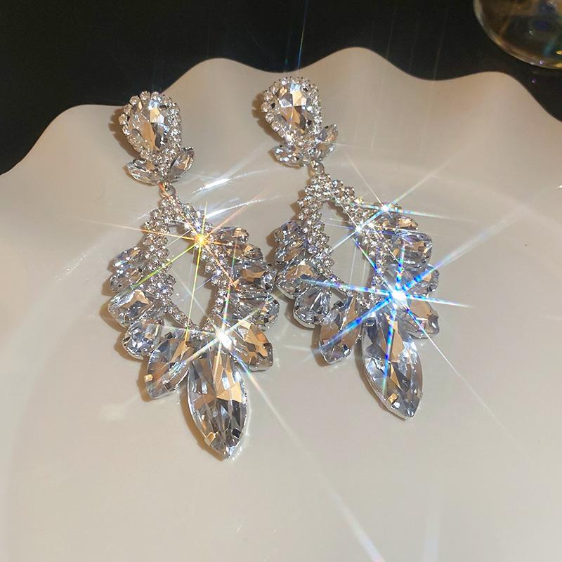 Europäische und amerikanische Super-Flash-Diamant-verzierte Blume digitale Fransen-Steckohrringe Kaltwind-Ohrringe Übertriebene Ohrringe