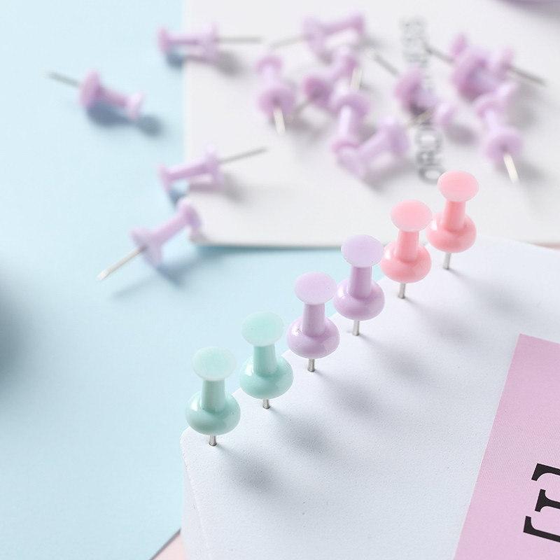 1 eske Hjemmekontor Fargerike Tegnestifter Trykknåler Tommelstift Korktavle Trykknål Fotovegg Kartmarkører Store og Små Trykknåler