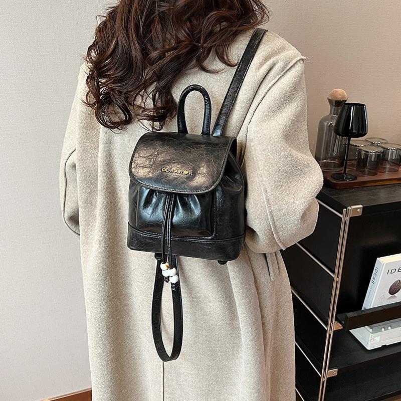 

Женский рюкзак 2025 новый осень и зима ретро нишевый дизайн популярный универсальный маленький рюкзак модный дорожный маленький школьный рюкзак 20*10*20 чёрный