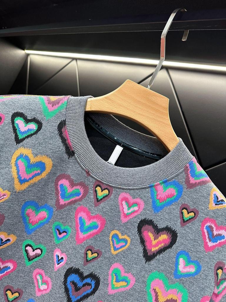 Men's Colorful Heart Print Round Neck Sweatshirt - Stylish, Versatile, & Casual Pullover for Autumn/Winter