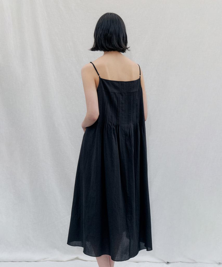 STEP AROUND Pintuck Button Slip Dress_Black
