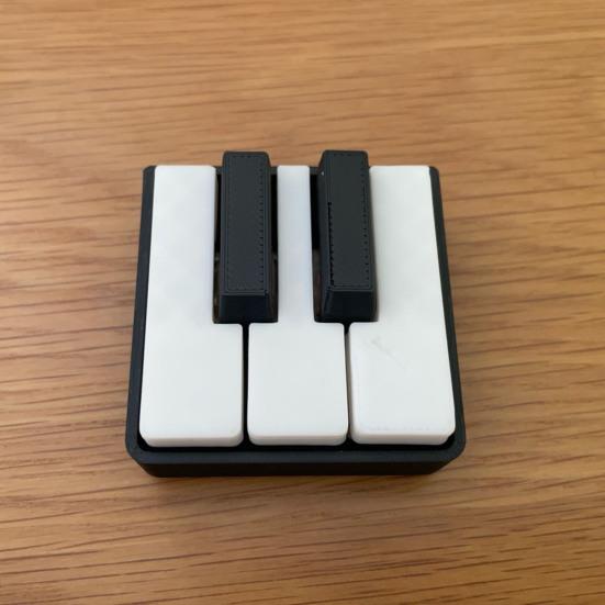 Llavero de Mini Piano, Clicker de Teclas de Piano, Piano Táctil Tocable Juguete para Aliviar el Estrés con Anilla Metálica, Teclas Clásicas Blanco y Negro para Amantes de la Música Y