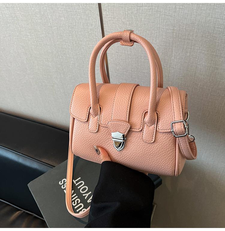 

Трендовая нишевая женская сумка-тоут 2025 новая корейская версия модная универсальная простая сумка-мессенджер на плечо для通勤 розовый