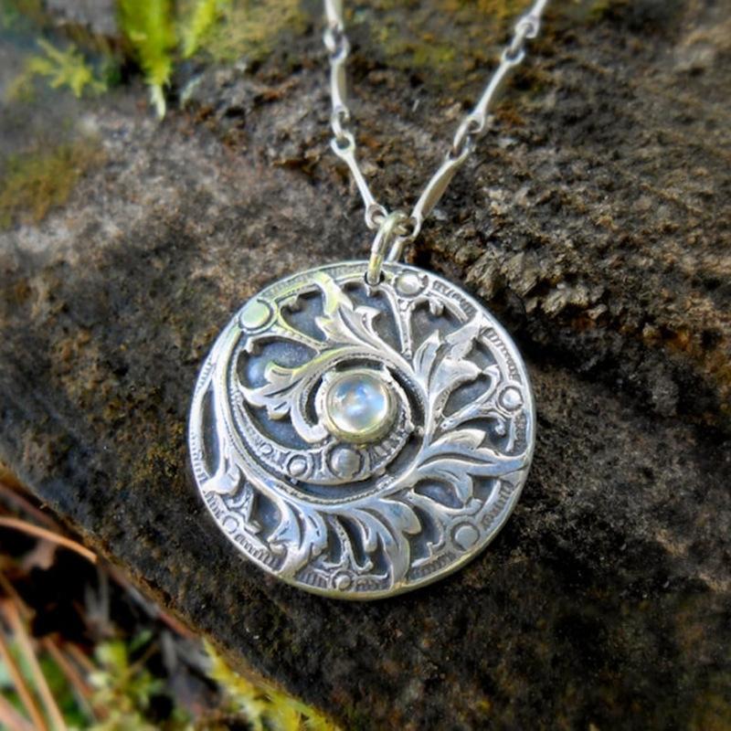 

Necklace Carved Moonstone Women s Vintage Jewelry Gift Pendant 50CM(Necklace Size)