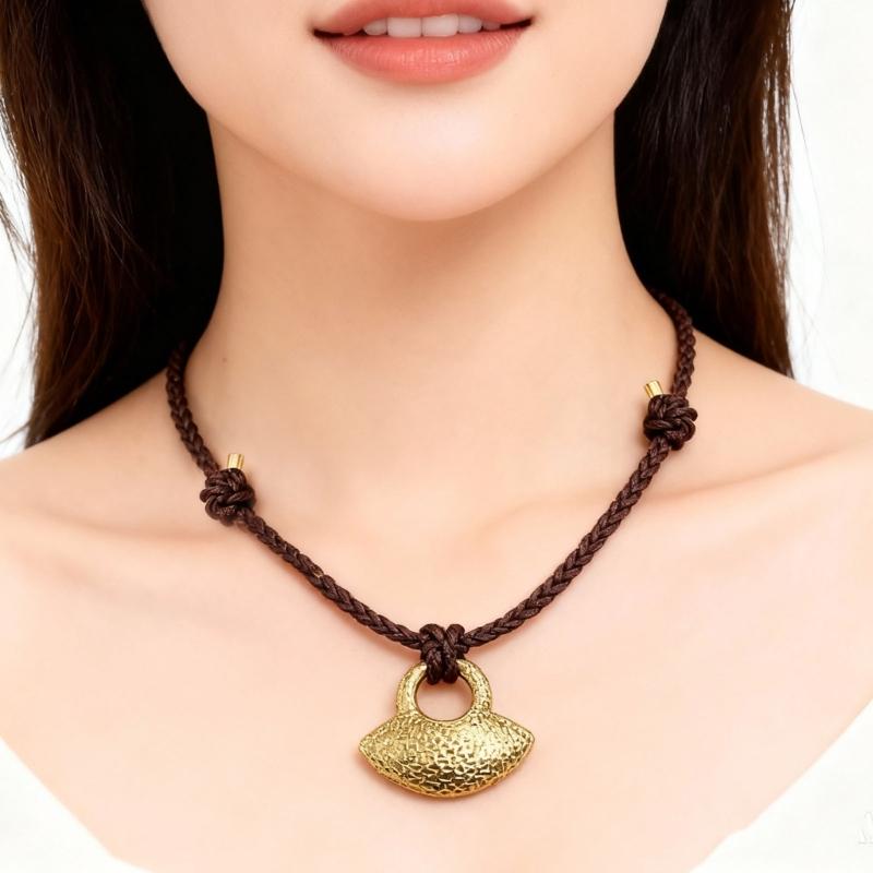 Collana con Cordoncino e Ciondolo in Paglia Intrecciata a Lunghezza Regolabile, Design Francese, per Uso Quotidiano e Feste