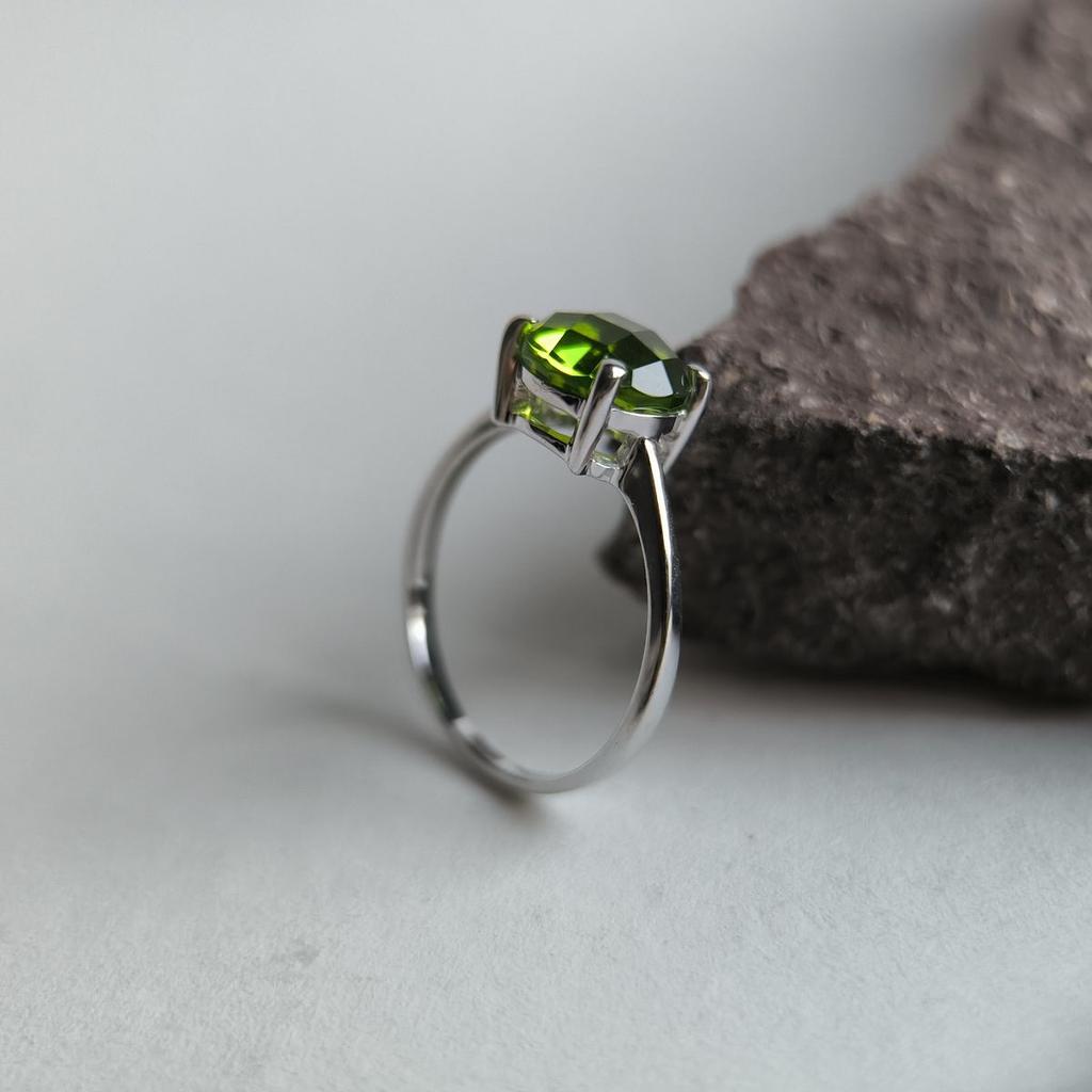 Серебряное кольцо с хризолітом, вес изделия 2,16 гр (60002170)