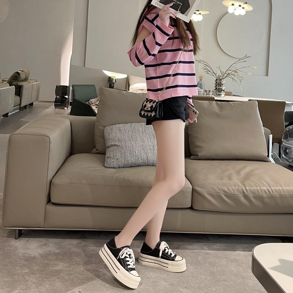 Kleine weiße Schuhe Kinder 2025 neu dicksohlige vielseitige Frühling und Sommer faule Ein-Pedal-Innenhöhenerhöhung lässige Board-Schuhe Canvas-Schuhe