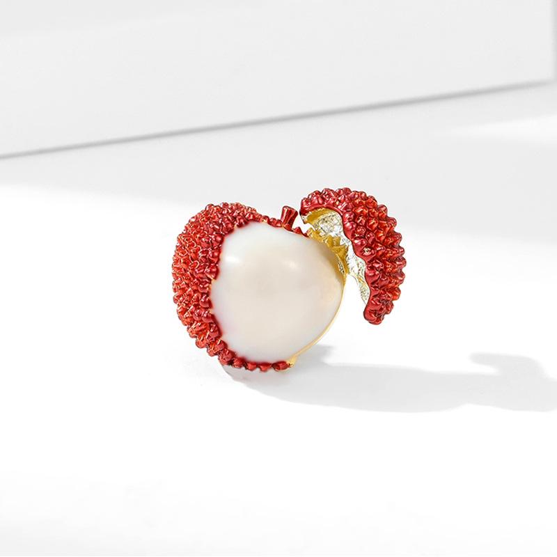 Broche Litchi Charmante: Design de niche mignon, boucle anti-exposition, broche cardigan élégante et unique pour femmes.