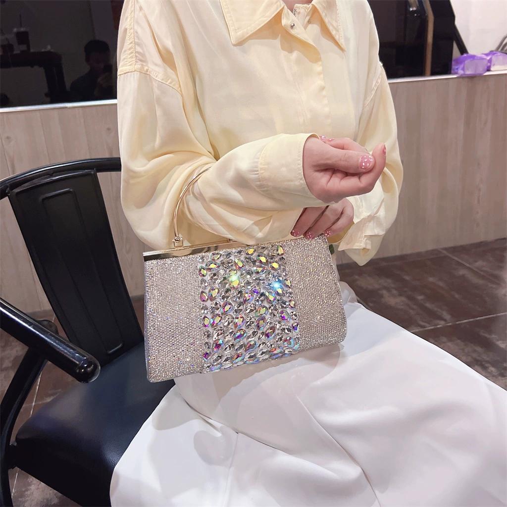 

Женская сумка через плечо с бриллиантовой отделкой белый