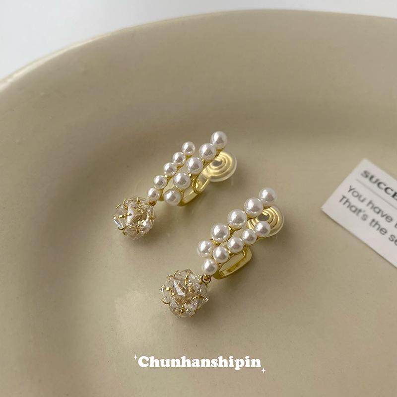 

Niche design French pearl zircon explosion no ear piercing ear clips suitable for summer stud earrings unique temperament earrings