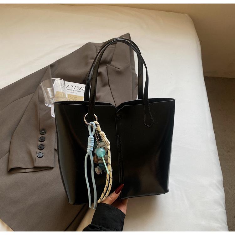 

Large-capacity bag women s spring and summer versatile new simple casual shoulder handbag commuter tote bag чёрный