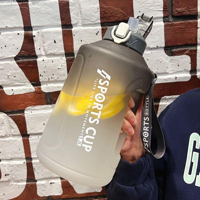 1500/2300ml Sportsvattenflaska Fitnesskittel med Sugrör Utomhus Stor Stor Kapacitet Gradient Plast Bärbar Återanvändbar Vattenflaska