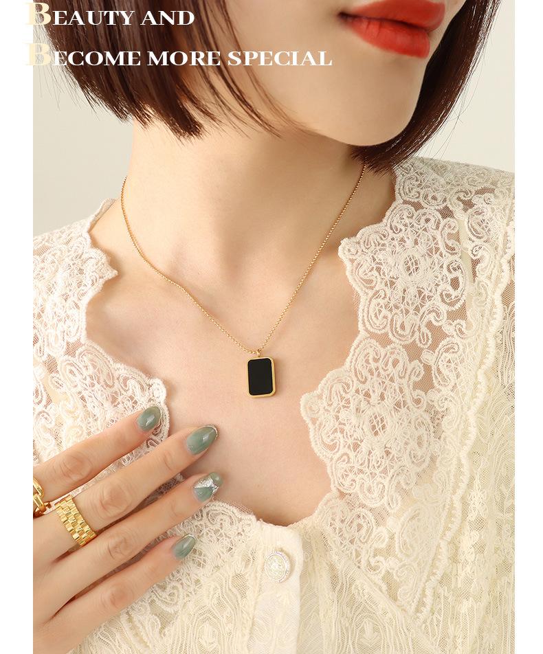 European Retro Black Shell Pendant Necklace, 18K Gold-Plated Titanium Steel Clavicle Chain (P528)