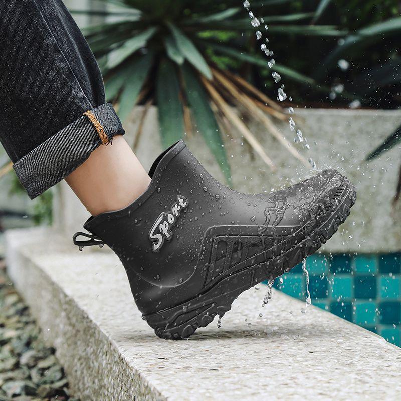 Thickened short rain shoes for men are non-slip, anti-wear and wear-resistant, and fleece to keep warm.
