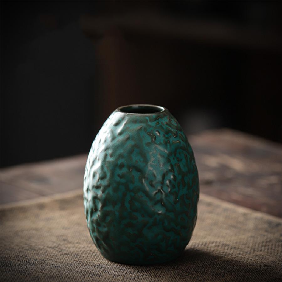 Dekoracja w postaci ceramicznego wazonu vintage, aranżacja kwiatowa do salonu, kreatywna prostota, wazon hydroponiczny, dekoracja na biurko