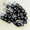 Akrylové černé korálky 6x6mm s bílými písmeny – Dětské ručně vyráběné doplňky pro anglické dopisní šperky