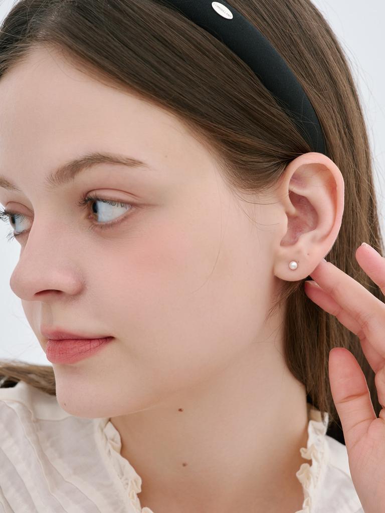 L'Ombrillant Classic White Pearl Titanium Earrings (4Mm)