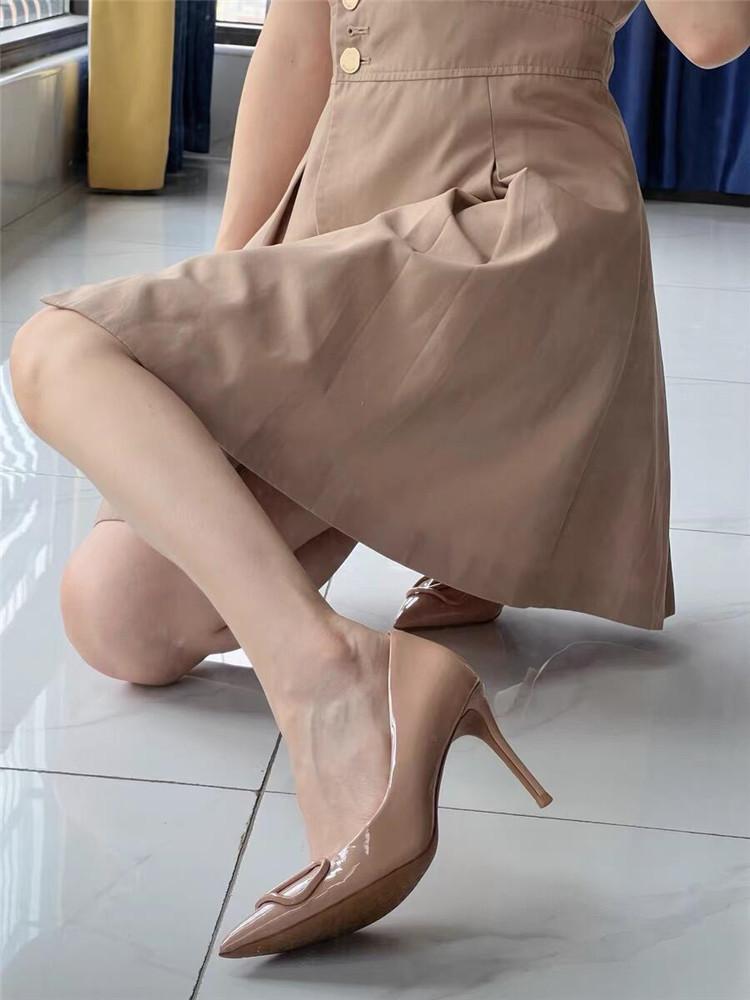 Nude high heels women's 2025 new design sense niche French V buckle tip temperament skirt does not wear feet