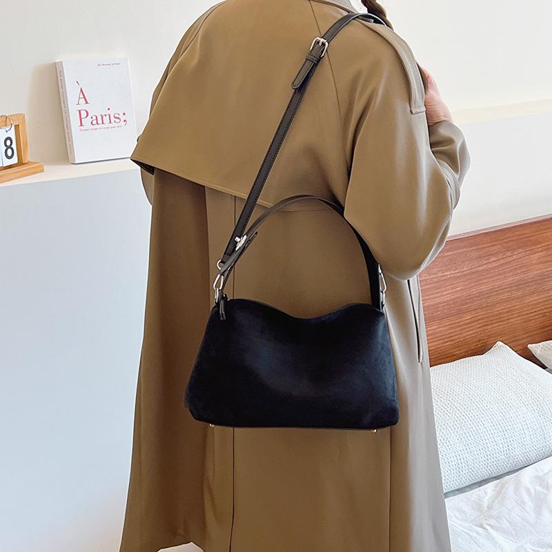 

2025 autumn and winter new retro design small square bag simple fashion style shoulder messenger bag bag women 30*9*18 чёрный