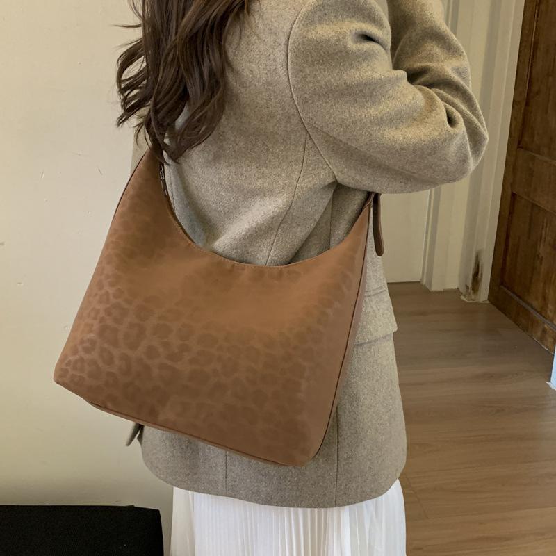 

Сумка большой вместимости женская 2025 новая осень и зима высококлассная ретро сумка через плечо модная сумка-тоут для поездок на работу коричневый