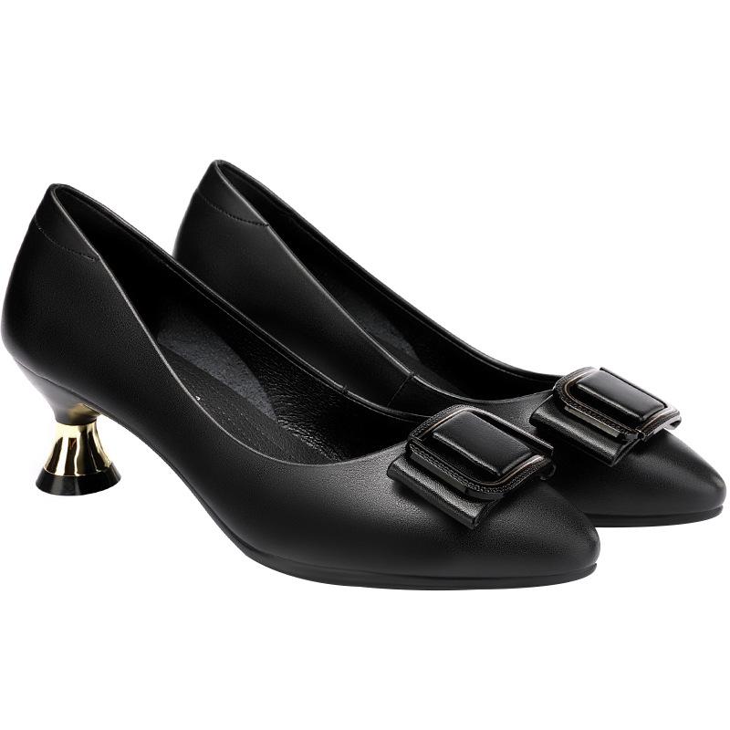 Мода Весна Нові жіночі модні туфлі на квадратному каблуці для вечірок Чорні офісні туфлі з м’якої штучної шкіри Зручні балетки з металевою пряжкою