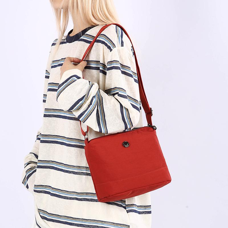 Women's Lightweight Large Capacity Shoulder Bag Commuter Crossbody Bag Middle-Aged Mother Bag
