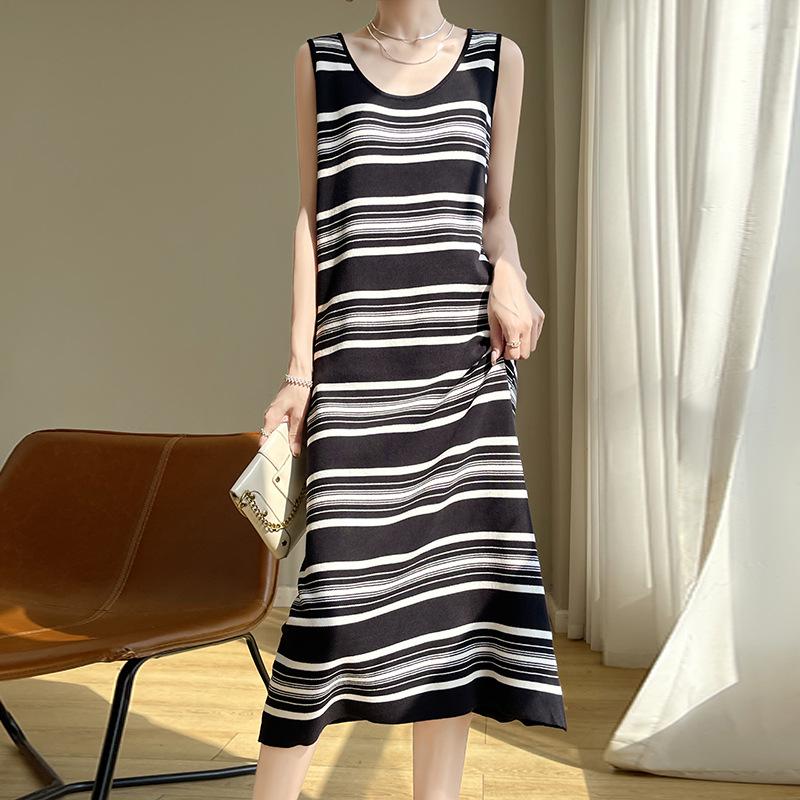 Gestricktes Sommerkleid mit Strumpfhaltern im französischen Stil mit U-Ausschnitt: Lockerer, gestreifter, langer Rock