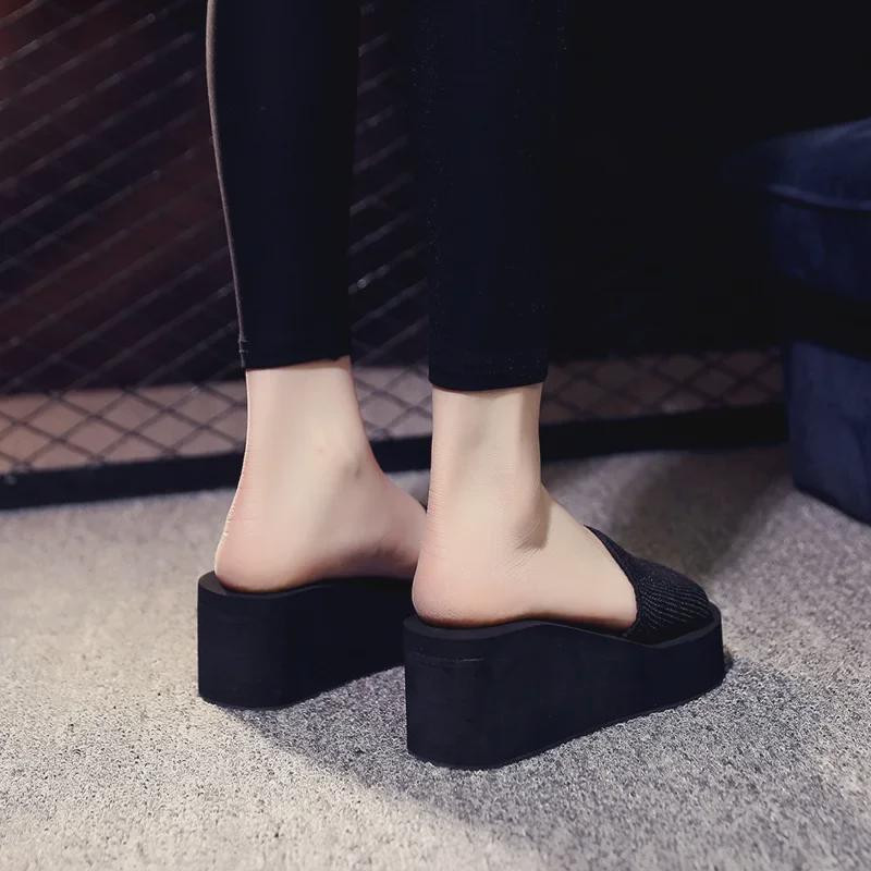 Dámské černé žabky na středním klínku: Protiskluzové, Ideální pro dovolenou u moře a plážové oblečení"