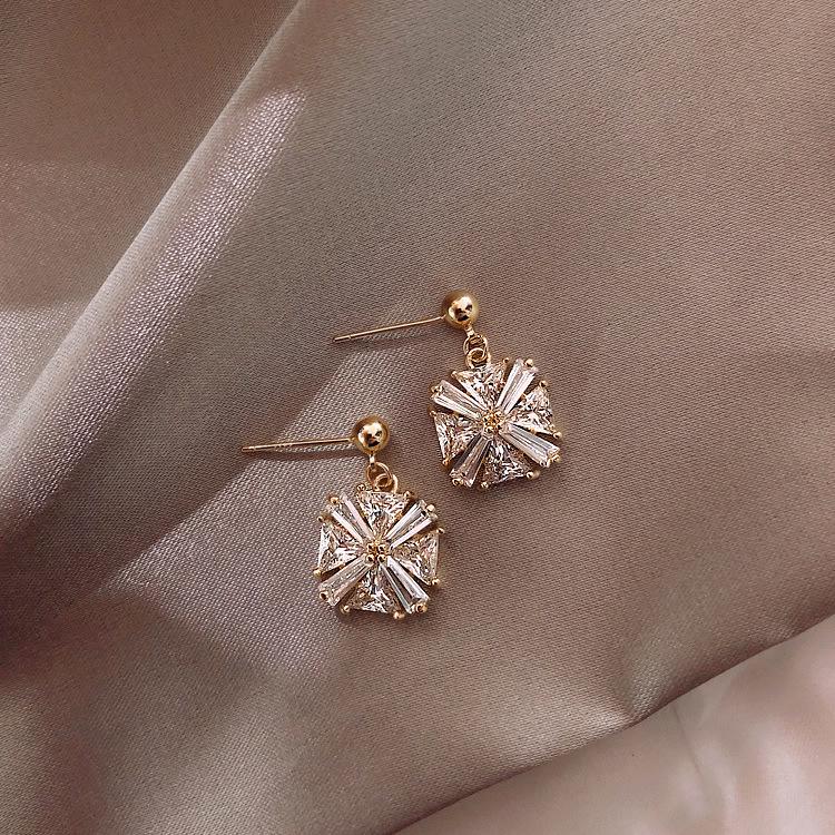 

Silver needle atmospheric zircon geometric stud earrings French light luxury simple commuter earrings female fashion celebrity style earrings