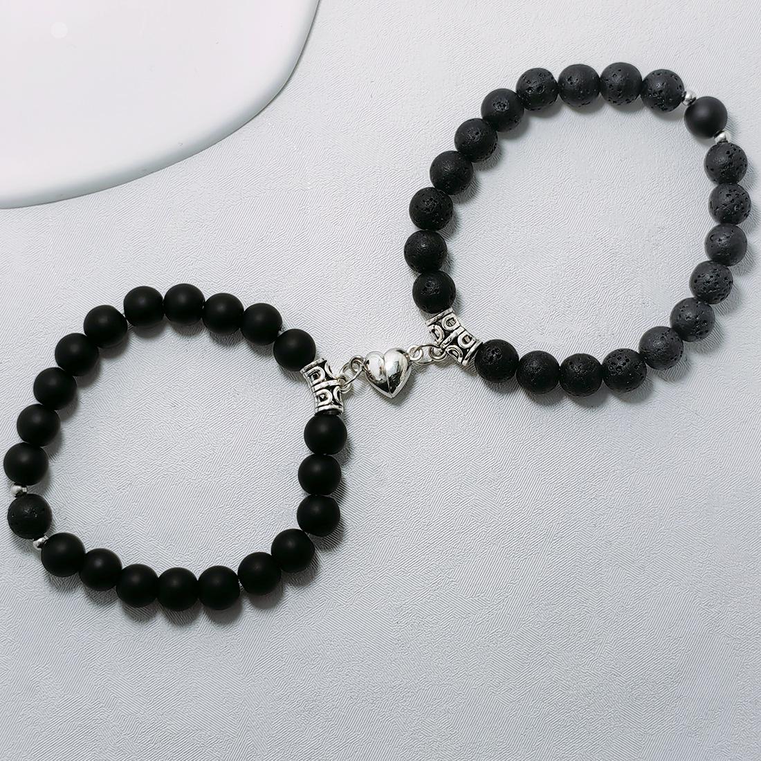 

Пара магнитных браслетов в форме сердца: Бусины из белой бирюзы и камня тигровый глаз