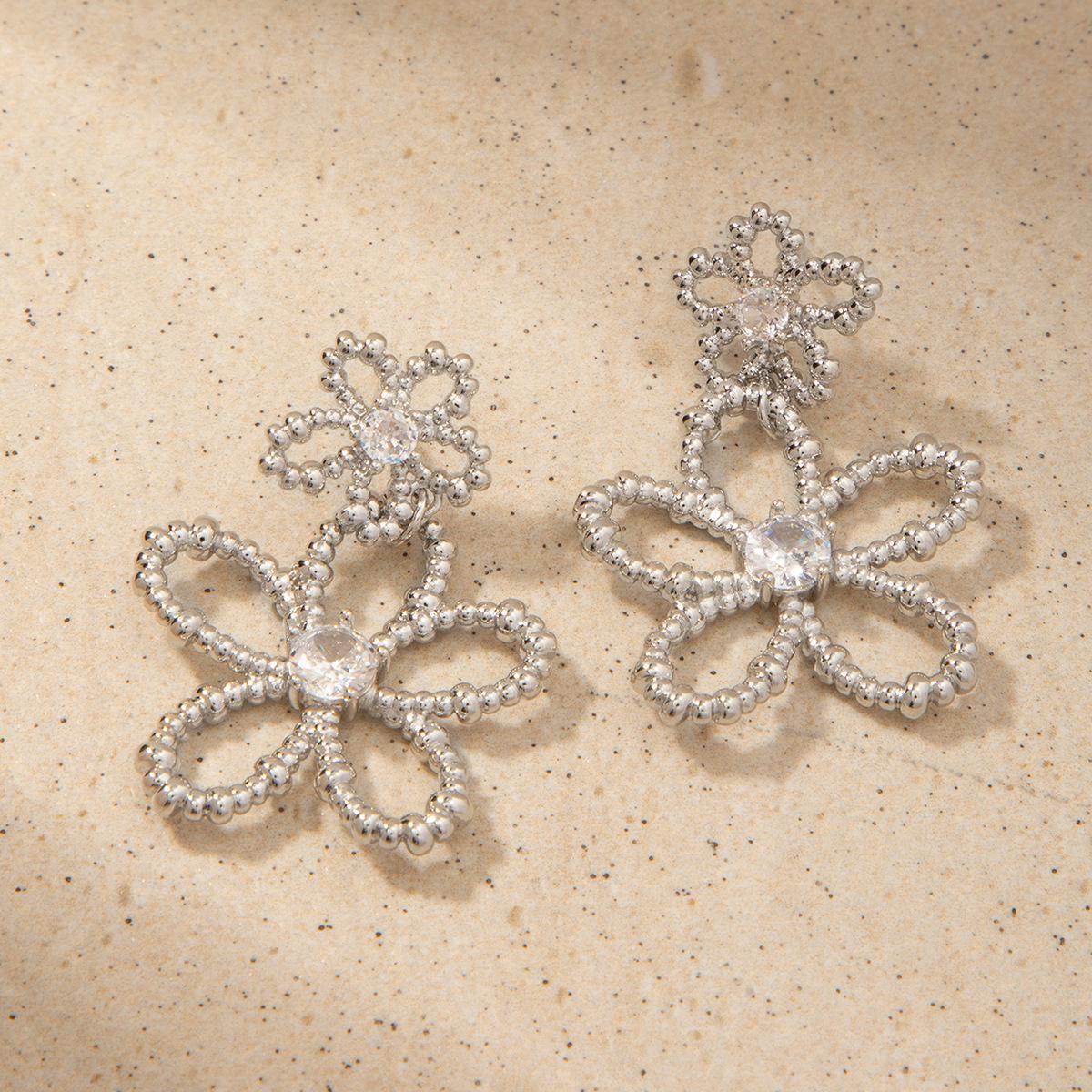 

Серьги-гвоздики в виде цветка из металла с латунным покрытием 18 карат, женские, легкие, роскошные, высококлассного дизайна, модные, универсальные, романтические серьги серебряный