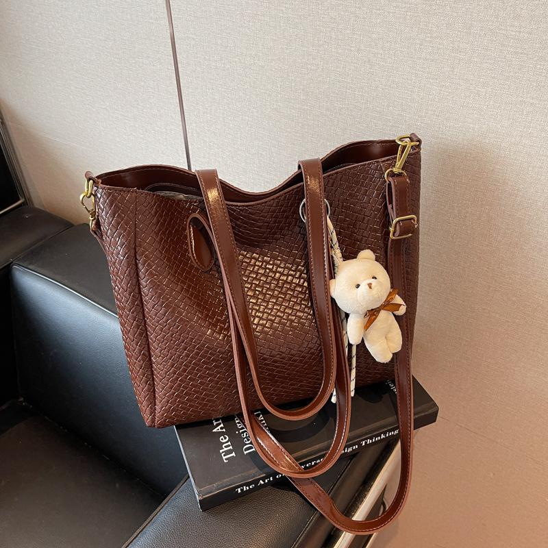 

High-end fashion versatile shoulder commuter bag women s summer new large-capacity woven tote bag темно-коричневого
