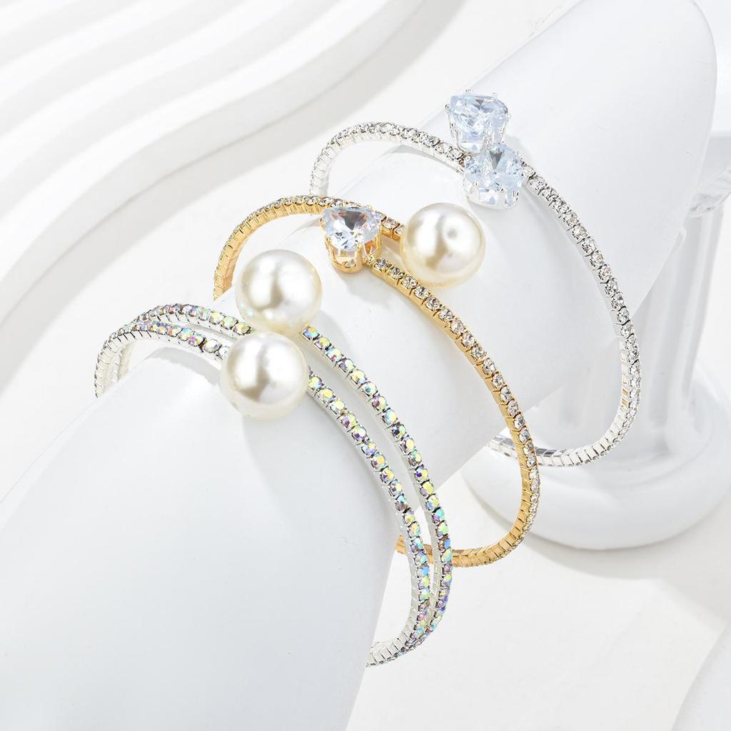 Elegantes Europäisches Brautarmband mit Glänzenden Strasssteinen & Perlen