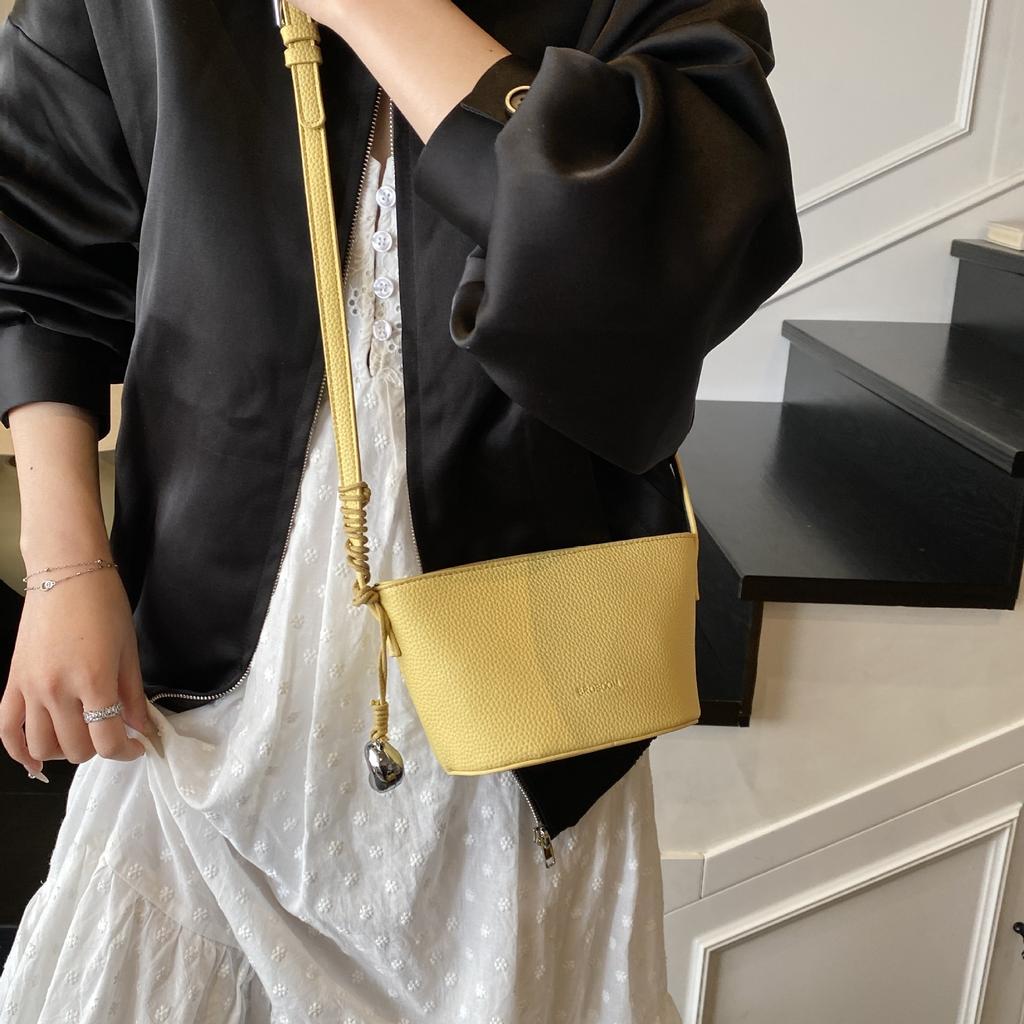 New simple women's bag, small and fresh shoulder bag, large-capacity work commuter women's messenger bag